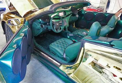 Camaro بعجلات 30 إنشاً مذهبة وشاشات تلفاز 23 إنشاً